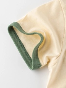 Détail de la manche d'un t-shirt pour enfant avec bord-côte contrasté et couture fine