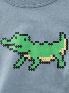 T-shirt bimbo in cotone celeste con ricamo coccodrillo pixelato in perline colorate