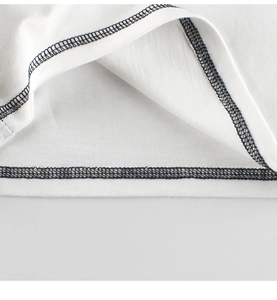 Primer plano de tela de algodón blanco con costuras en contraste negro de calidad