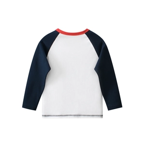 Vista posterior de una camiseta de manga larga raglán para niños en blanco y marino.