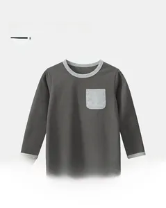 Detail der hautfreundlichen Baumwolle am langärmeligen Jungen-T-Shirt mit Tasche