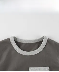 Nahaufnahme von Kontrast-Rundhalsausschnitt und Baumwolltextur am Kinder Langarmshirt