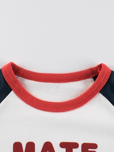 Camiseta raglán clásica de algodón con cuello redondo rojo y estampado infantil