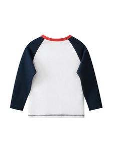Camiseta clásica infantil de manga larga raglán, cuerpo blanco, mangas azul marino y cuello rojo