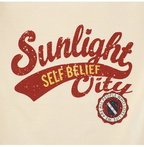 Détail de l'imprimé Sunlight City sur un t-shirt beige en coton pour enfants