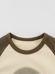 Langärmeliges Kinder-T-Shirt aus Baumwolle mit beigem Body und braunen Raglanärmeln