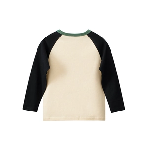 Détail d'un t-shirt raglan à manches longues pour enfant en coton bicolore