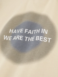 Beiges Langarmshirt für Jungen mit grauem Kreisprint und inspirierendem Slogan