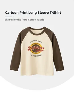 Détail du t-shirt en coton à manches raglan pour garçon avec imprimé arc-en-ciel