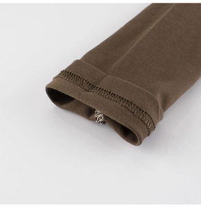 Gros plan détaillé du poignet en tricot vert foncé avec de délicats fils argentés fins