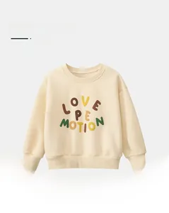 Détail d'un sweat-shirt beige doublé polaire avec imprimé LOVE MOTION coloré pour enfants