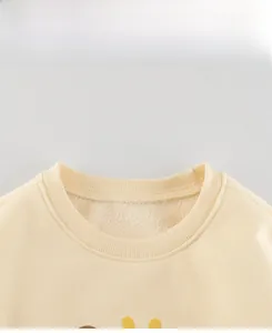 Gros plan du col côtelé et de la doublure polaire chaude du sweat-shirt pour tout-petit