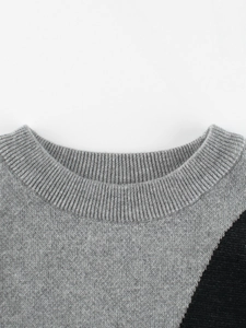 Pull en tricot gris pour garçon avec motif noir et col rond classique en maille côtelée