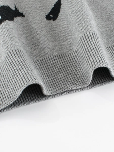 Pull en maille gris pour garçon avec bord-côte et motif noir sur fond blanc neutre
