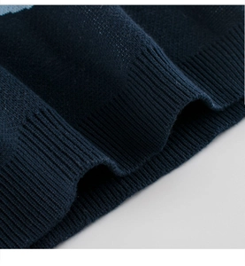 Gros plan du tissu en maille bleu marine montrant le tissage serré et le bord-côte