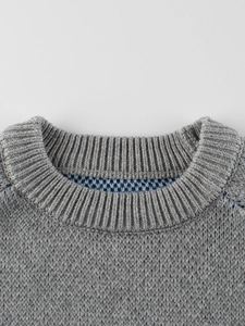 Pull en tricot gris classique pour garçon avec col rond côtelé et texture douce de qualité