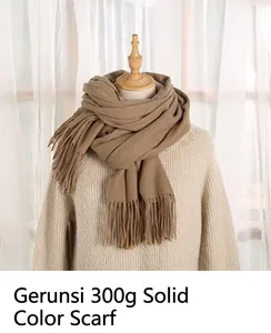 Détail d'une écharpe 300g aspect cachemire camel avec franges sur un mannequin