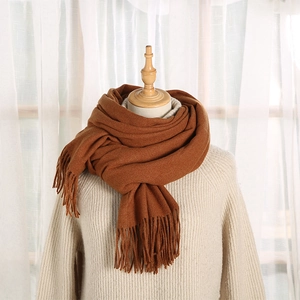 Sciarpa spessa color caramello effetto cashmere con frange per l'inverno