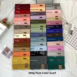 Vista piatta di 41 colori di sciarpe simil-cashmere da 300g con frange e etichetta in pelle