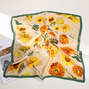 Detailansicht des Seidenschals mit Van Gogh Sonnenblumen und dunkelgrünem Randdesign