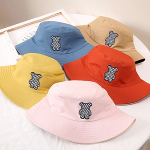 Cinq bobs en coton colorés avec broderie d'ours pour une protection solaire d'été