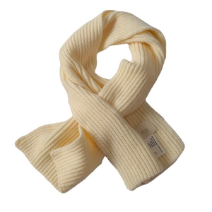 Einfarbiger cremeweißer Rippstrickschal aus Wollmischung im minimalistischen Winterstil