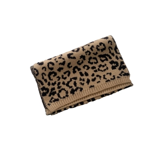 Thick leopard print knit scarf for women in khaki with ribbed edges for winter