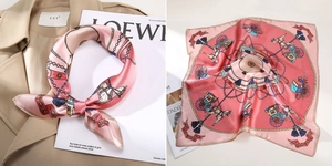 Detailansicht eines rosa Seidenquadrats mit Vintage-Kutschen- und Kettenmuster-Design