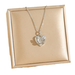 Elegante collana con ciondolo a cuore e rilievo farfalla su scatola regalo