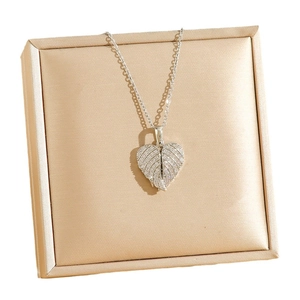 Collar de corazón de plata minimalista con colgante de alas de ángel y circonitas brillantes