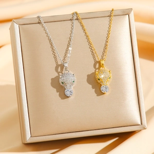 Colliers pendentif léopard luxe en or et argent avec yeux verts et zircons scintillants