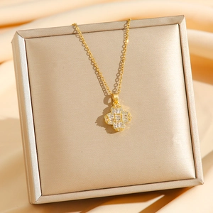 Collier trèfle à quatre feuilles plaqué or avec zircons sur fond de soie