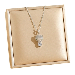 Collier de luxe en acier titane avec pendentif panthère pavé et yeux en pierres vertes