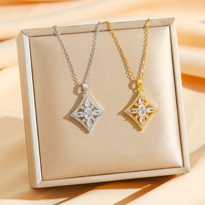 Colliers cœur élégants en or et argent avec zircons sur un fond en satin luxueux