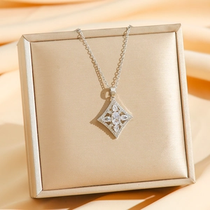 Collier élégant avec pendentif cœur serti de diamants en acier titane argenté