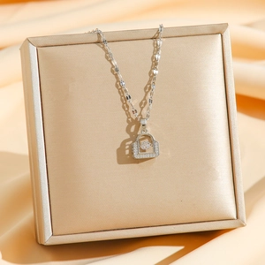 Collier chic en acier titane en forme de sac avec pierre dansante et oxydes de zirconium