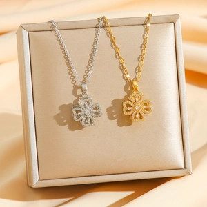 Coffret de colliers trèfle à quatre feuilles rotatif en or et argent avec zircons