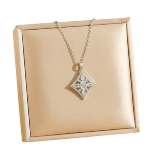 Collier avec pendentif cœur en diamant sur une boîte cadeau en soie champagne