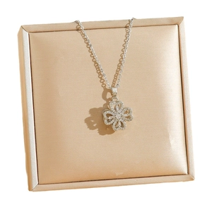 Collier trèfle à quatre feuilles rotatif avec zircons sur coussin à bijoux élégant