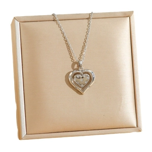 Collier argenté à double pendentif en cœur avec gravure d'étoile sur soie de champagne
