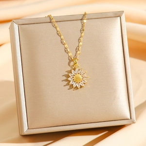 Luxuriöse Sonnenblumen-Halskette mit Zirkonia auf eleganter Schmuckschatulle