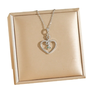 Collier cœur en acier titane avec pendentif serpent en zircon sur satin doré luxe