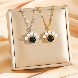 Collier vintage avec pierre noire et perles en finitions or et argent