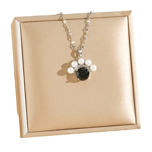 Collier vintage avec pierre noire et perles blanches sur une chaîne argentée