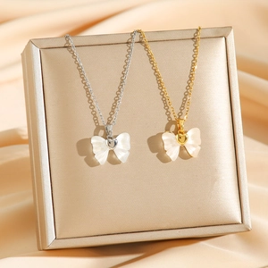 Collier avec pendentif nœud en jade style chinois en acier titane doré et argenté