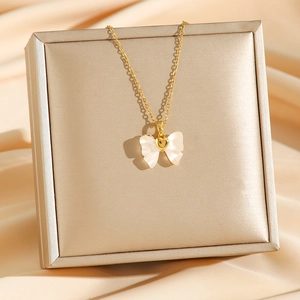 Collier élégant en acier titane doré avec pendentif papillon en jade blanc et centre en cœur