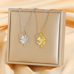 Collier Pendentif Trèfle À Quatre Feuilles Élégant En Acier Titane Avec Incrustation De Zircon Étincelant Bijoux Fleur Chanceuse Pour Femmes