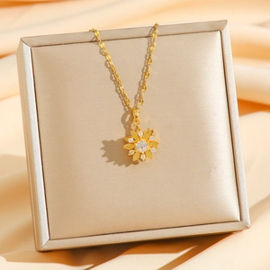 Collier minimaliste tournesol rotatif en titane avec pendentif zircon sur chaîne dorée