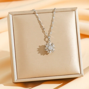 Collier rotatif tournesol en titane argenté avec cristaux de zircon et chaîne à maillons