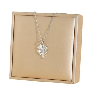 Collier trèfle à quatre feuilles en argent avec zircons sur boîte à bijoux